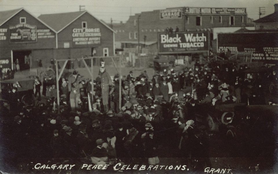 Crowd before Calgary City Hall, November 1918, with effigies on a scaffold